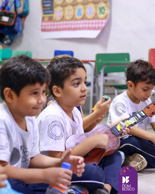 Alunos do Instituto Dom Bosco descobrindo a música juntos