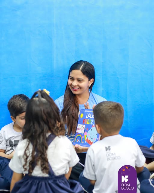 Professora do Instituto Dom Bosco compartilhando uma leitura com os alunos